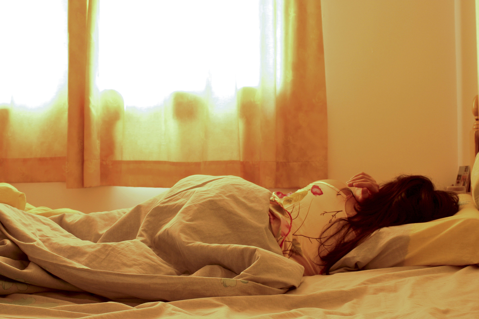 Рыженькая девушка с милым личиком дрочит киску в мягкой постели